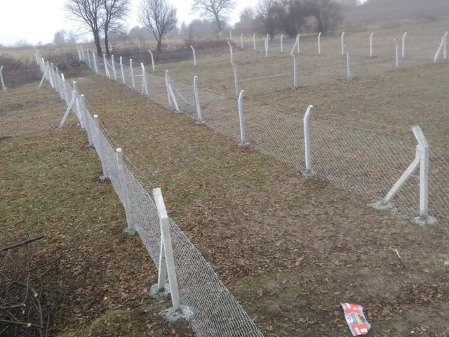 Eğimli arazide beton direkli çevre çiti