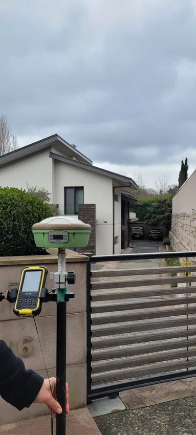 Sahada GNSS ölçüm ekipmanı