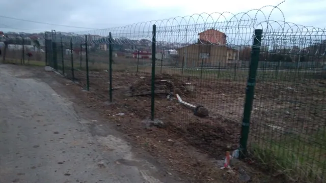 Panel çit ile alan çevreleme