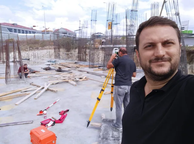 Şantiyede ölçüm cihazı ve saha ekibi
