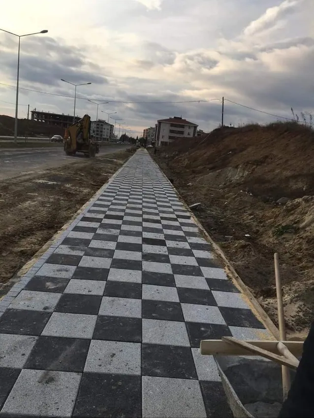 Yaya yolunda iki renkli taş döşeme