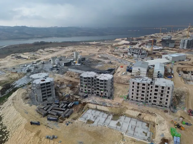 Yenişehir Evleri Arnavutköy: inşaat aşamasındaki konut bloklarının havadan görünümü