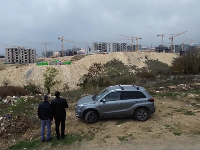 Yenişehir Evleri Arnavutköy: şantiye çevresinden konut bloklarının görünümü
